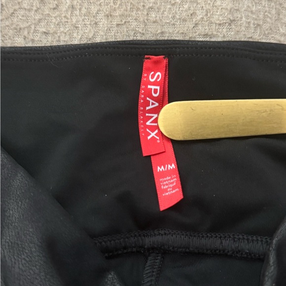 Spanx Women’s Leggings Size Medium Petite Faux Leather Moto Leggings Very Black - Picture 4 of 10